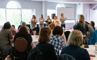 personas en asamblea 