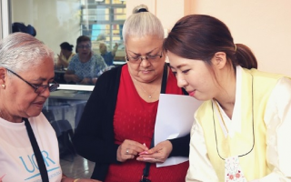 Personas compartiendo