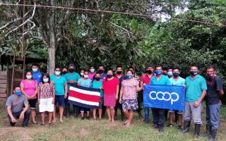 A inicios del mes de junio se realizó la asamblea constitutiva de la Cooperativa de Comercialización de Cacao, Abacá y Banano (COOPECAB R.L.), la misma está conformada por un grupo de 27 productores de etnia indígena Bribri, quienes han confiado en el modelo cooperativo para comercializar de manera asociativa cacao seco y fibras de abacá, permitiéndoles con ello eliminar la intermediación y mejorar el precio de su producción.